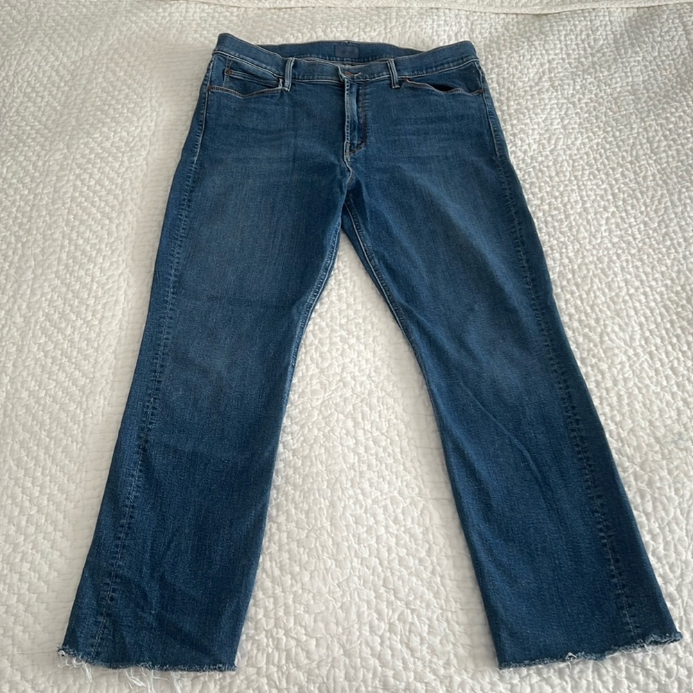 Mother denim 34- mid rise dazzler ankle fray 
￼
